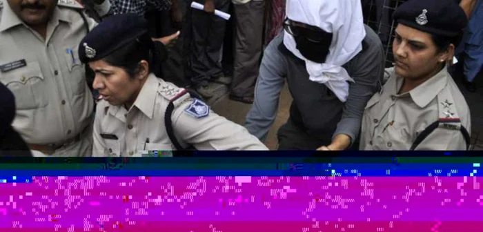 Femeia elveţiană, dusă la spitalul din localitatea indiană Gwailor, după viol FOTO Reuters