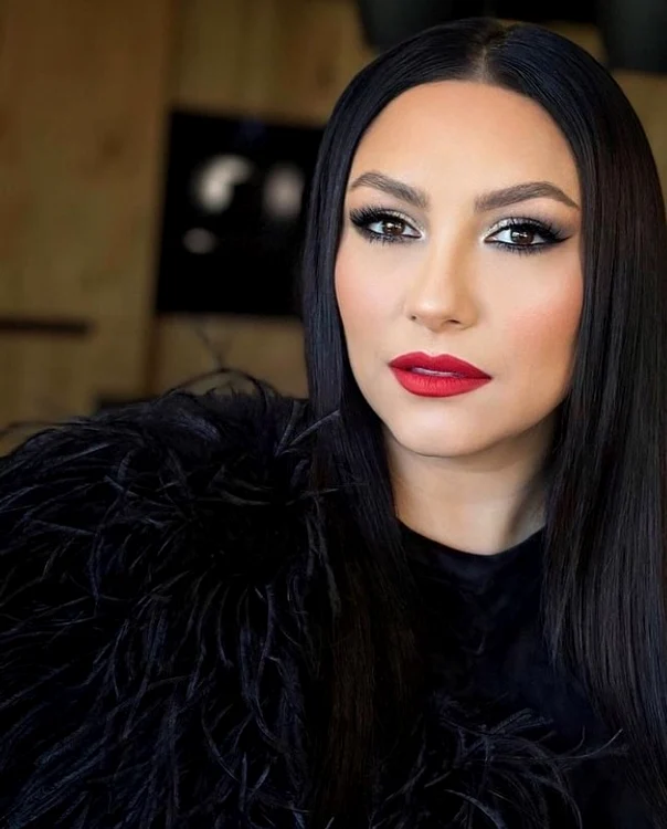 Alexia Eram, cu un machiaj realizat de Ana Cucutafoto: Instagram