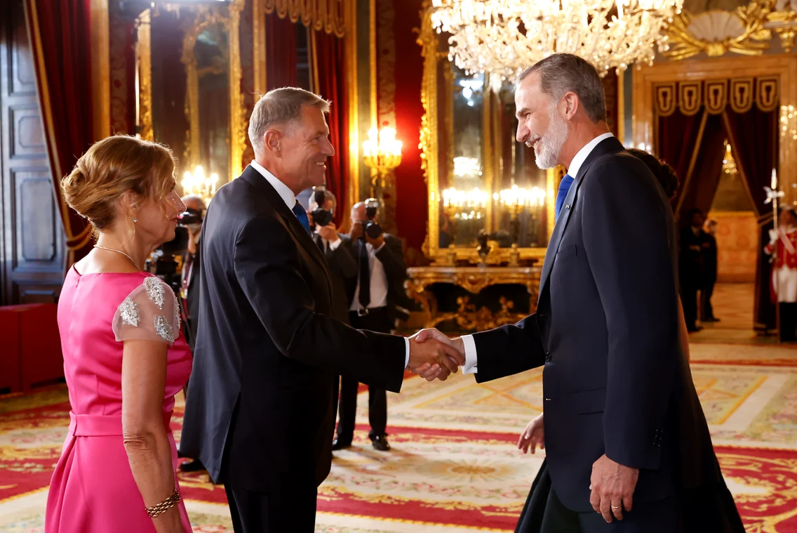 Carmen Iohannis a gafat vestimentar la dineul pentru Summitul NATO de la Madrid Klaus Iohannis regina Letizia Regele Felipe al Spaniei (3) jpg