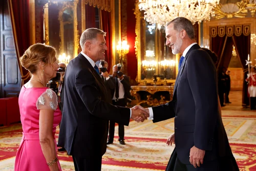 Carmen Iohannis a gafat vestimentar la dineul pentru Summitul NATO de la Madrid Klaus Iohannis regina Letizia Regele Felipe al Spaniei (3) jpg