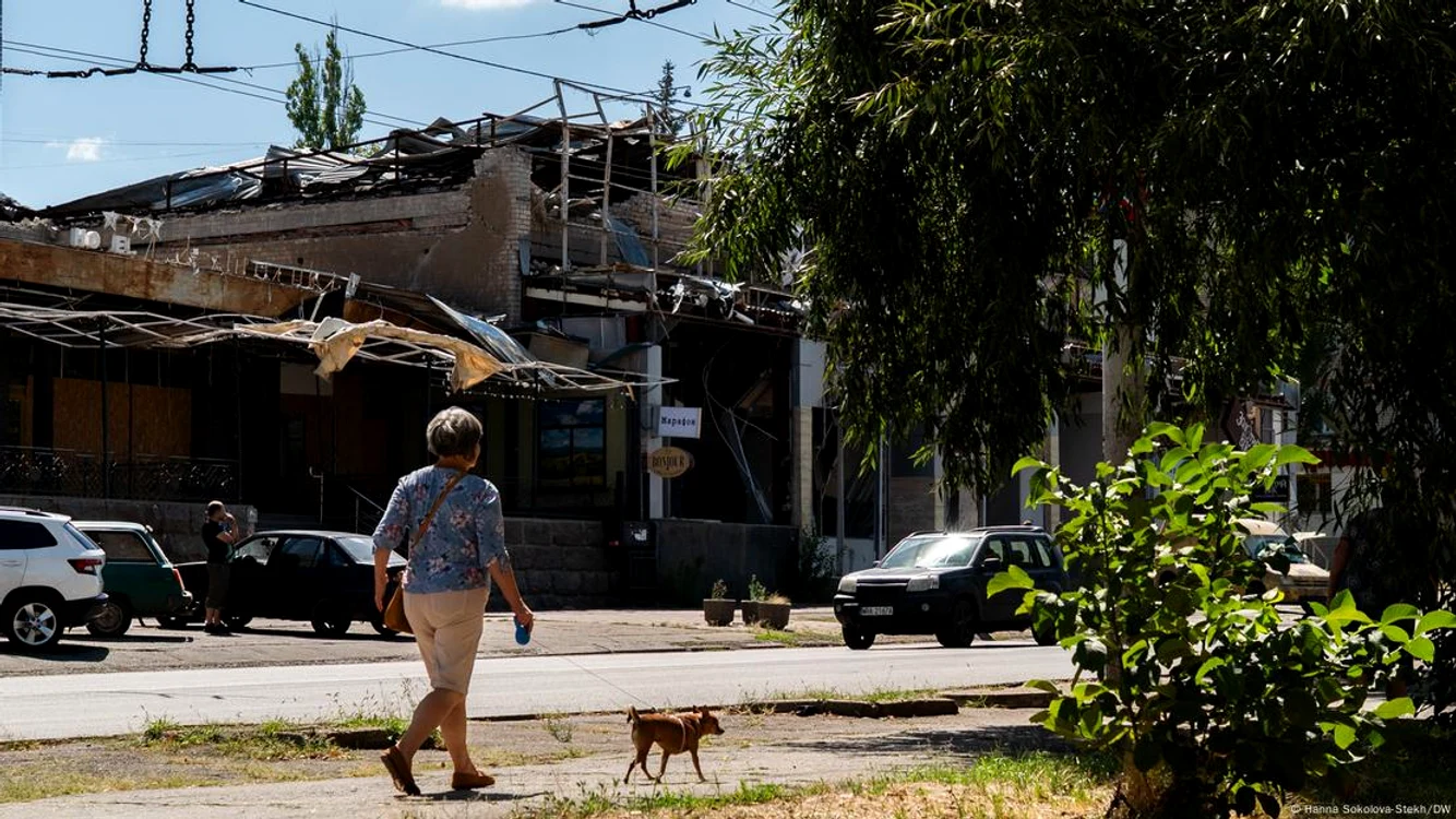 Kramatorsk: cu câinele la plimbare pe lângă clădirile distruse de ruși