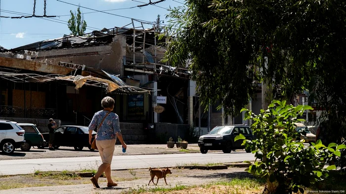 Kramatorsk: cu câinele la plimbare pe lângă clădirile distruse de ruși