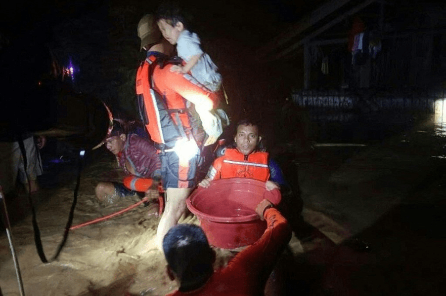 Opt morți și zeci de mii de oameni evacuați din calea inundațiilor în Filipine