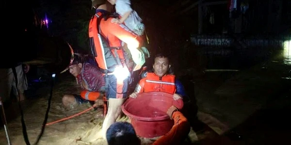 garda de coasta flipineza ajuta oameni afectati de inundatii in ozamiz foto afp jpg