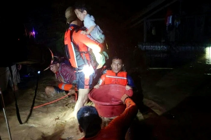 Garda de coastă ajută oameni afectați de inundații Foto AFP