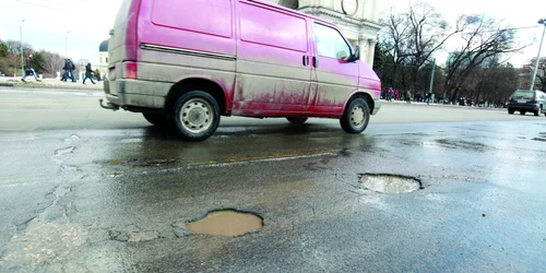 Şoselele sunt presărate cu gropi