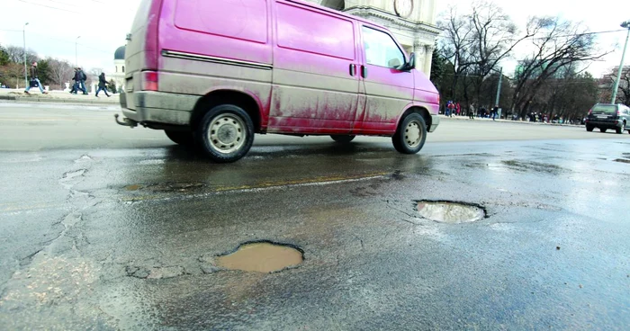 Şoselele sunt presărate cu gropi