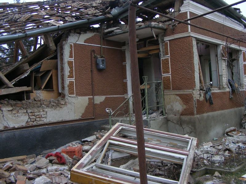 Trei copii și tatăl lor, duși la spitale din Iași cu arsuri în urma unei explozii puternice într-o casă din Vaslui