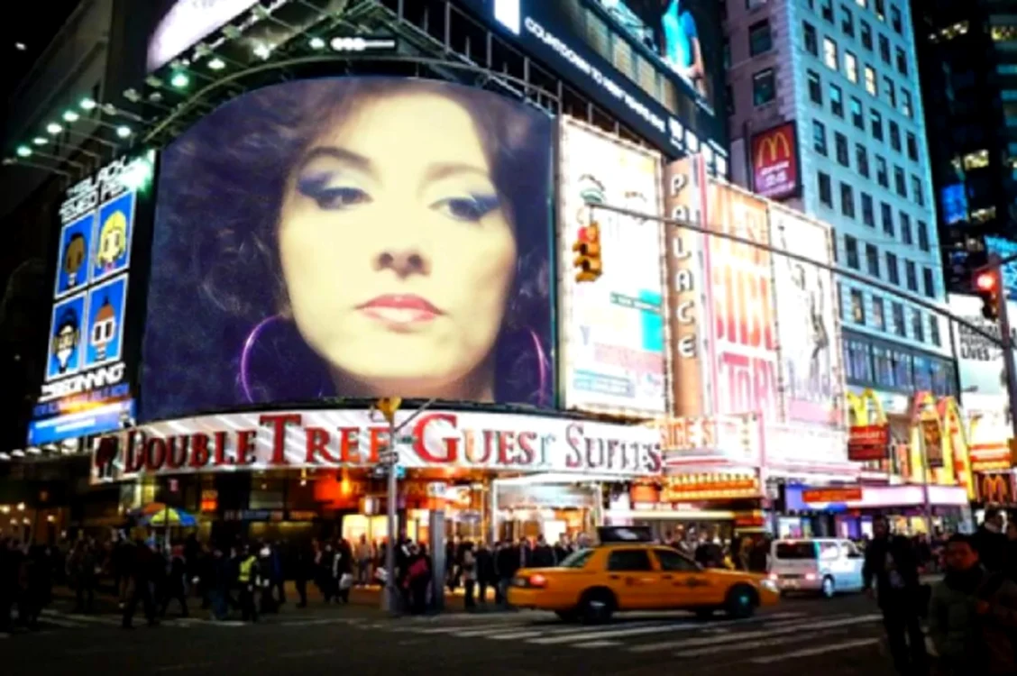 Chipul asistentei Camelia Săbădean proiectat în Times Square. Foto: Facebook/Camelia Săbădean