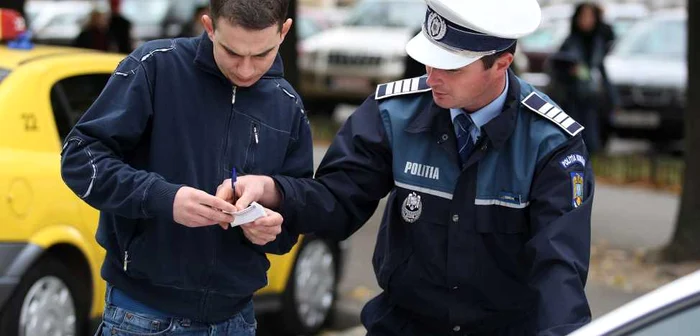 Poliţiştii supraveghează ordinea şi liniştea publică de sărbători