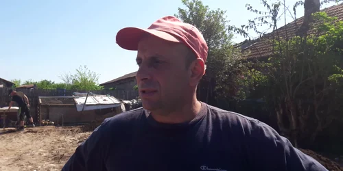 Trei fetiţe din Prahova au rămas sub cerul liber după ce casa le-a luat foc