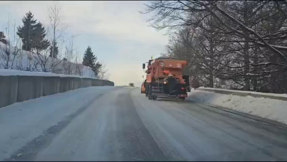 Viscol pe Transalpina. Șoferul unui BMW a „spart“ filtrul, a intrat pe sectorul închis circulației și a rămas înzăpezit VIDEO