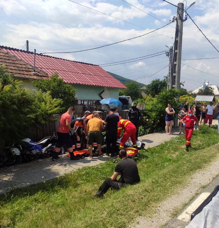 Copil acroşat de o motocicletă pe DN 67 în Buneşti - Vâlcea - motociclistul în stare critică dus la spital alături de pieton Foto Adevărul