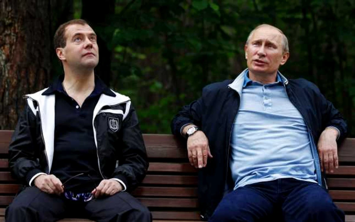 Dmitri Medvedev şi Vladimir Putin FOTO Reuters