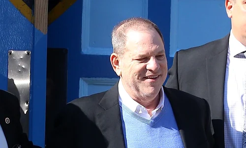 Harvey Weinstein à la sortie du siège de la police de Manhattan à New York jpeg