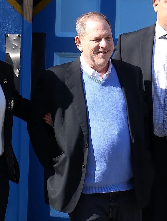 Harvey Weinstein à la sortie du siège de la police de Manhattan à New York jpeg