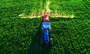 tractor fermier pesticide tratament shutterstock 2243080773 jpg
