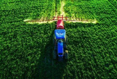 tractor fermier pesticide tratament shutterstock 2243080773 jpg