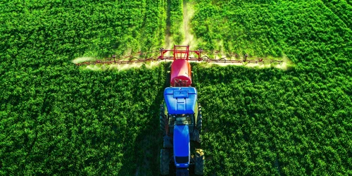 tractor fermier pesticide tratament shutterstock 2243080773 jpg