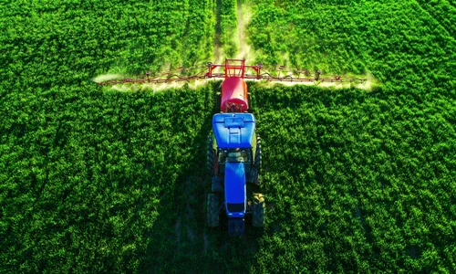 tractor fermier pesticide tratament shutterstock 2243080773 jpg