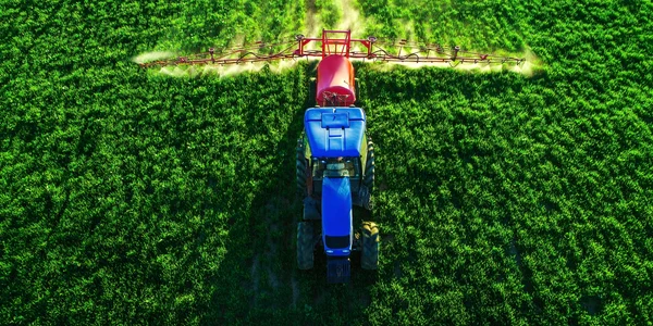 tractor fermier pesticide tratament shutterstock 2243080773 jpg