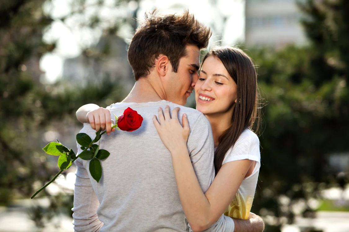 Prin felul romantic în care se comportă bărbatul arată femeii că este prețuită, iubită, înțeleasă, dar mai ales respectatăfoto: 123RF