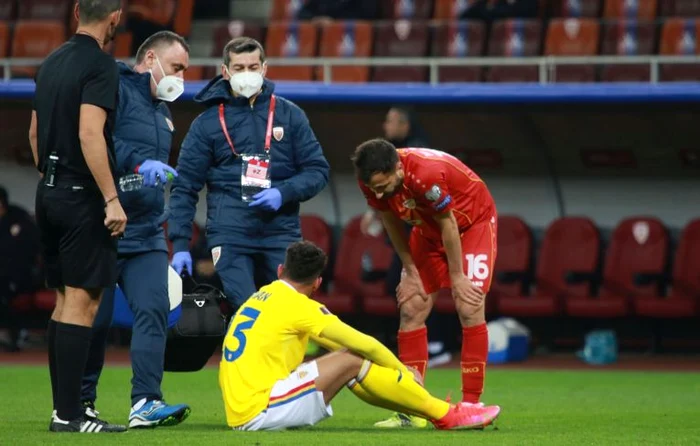 
    Florinel Coman s-a accidentat în minutul 10 al meciului cu Macedonia de NordFOTO: Marian Burlacu  