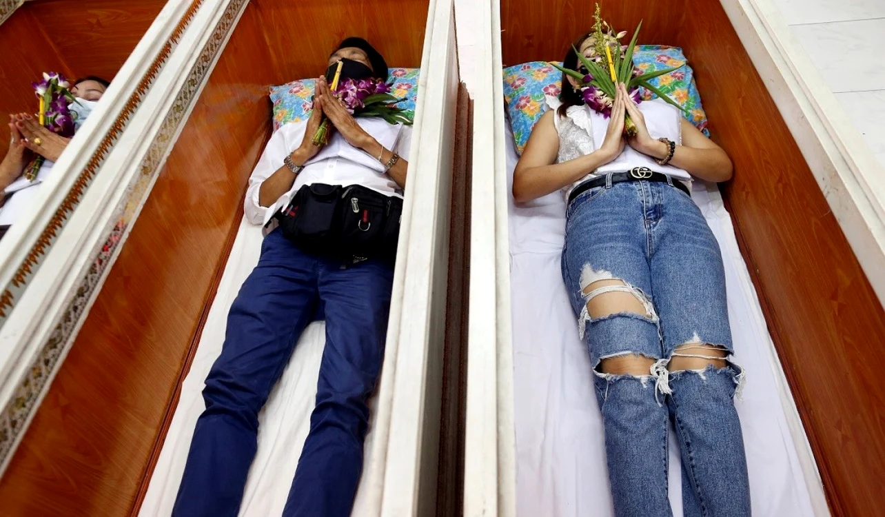 Doritorii plătesc 100 de baht (3,30 de dolari) pentru florile, lumânările şi îmbrăcămintea care fac parte din ceremonie FOTO The Tribune