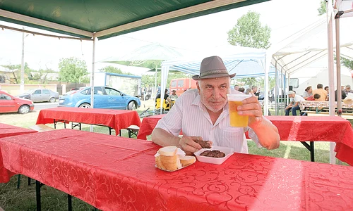 Ion Mihalache (73 de ani): "Am bătut 6 kilometri ca să mănânc un mic la bâlci  Nu ratez nici un an" gif