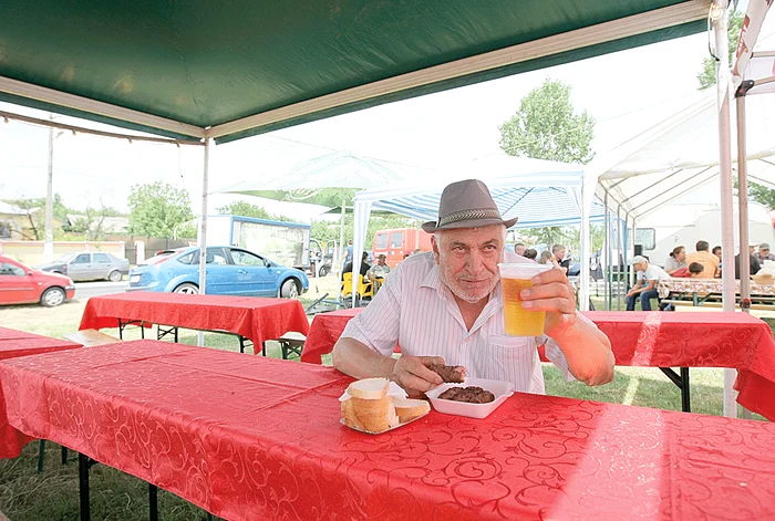 Ion Mihalache (73 de ani): "Am bătut 6 kilometri ca să mănânc un mic la bâlci. Nu ratez nici un an"