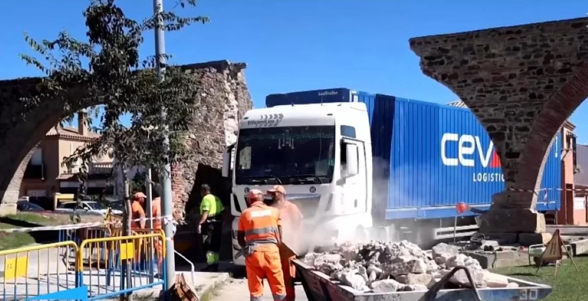 Un şofer român a distrus cu TIR-ul un monument istoric din Spania, vechi de peste două secole