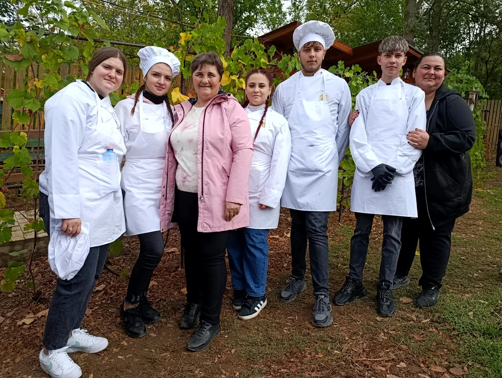 patru_elevi_in-halate_albe_si_doua_profesoare
