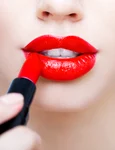 femeie ruj rosu shutterstock 151548218 jpg