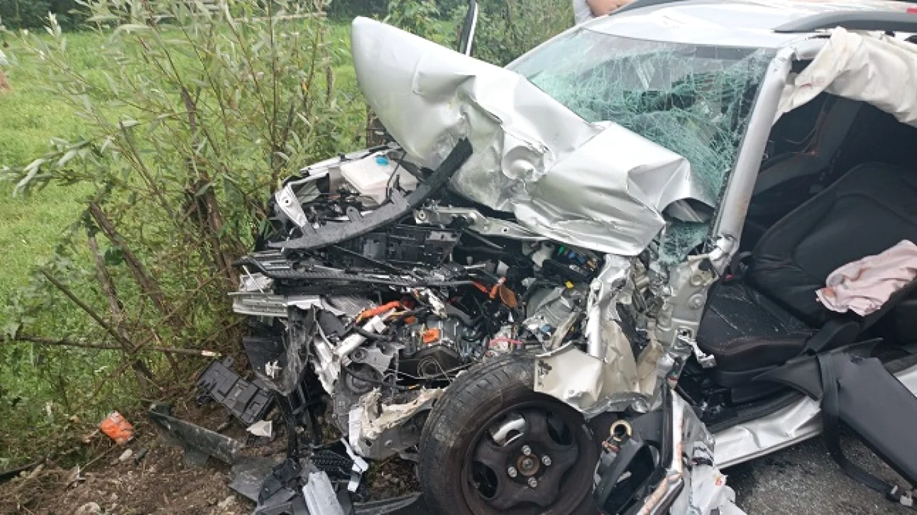 Maşina a fost făcută zob în urma accidentului Foto: IPJ MM