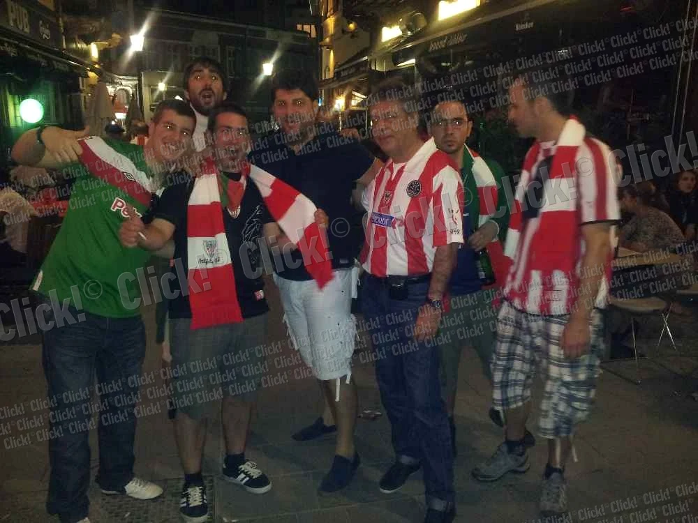
    Tavi Colen în mijlocul fanilor basci.  