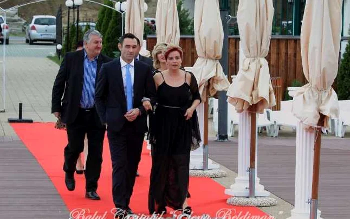 Mugurel Arhire (barbatul cu cravata albastră) a murit de ziua lui FOTO www.b-o.ro
