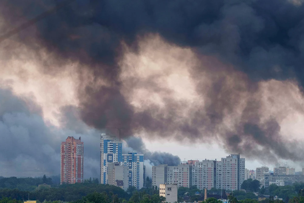 Noapte de teroare aeriană în Ucraina. Pasagerii unui tren internațional au fost evacuați de urgență din cauza exploziilor de muniție din regiunea Kiev