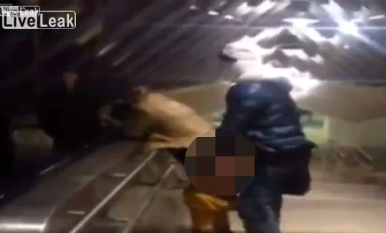 
    Un cuplu a fost filmat când făcea sex la metroucaptură LiveLeak  