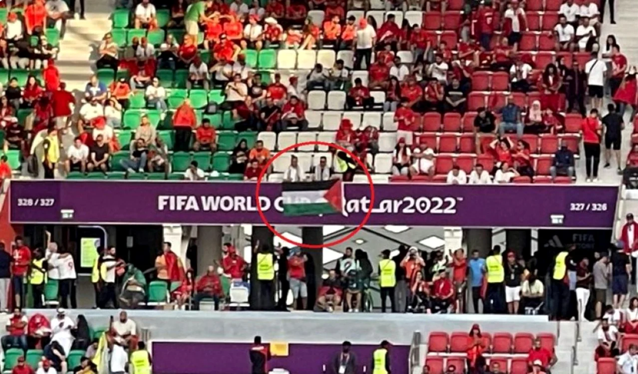 Steagul Palestinei arborat peste bannerul amplasat de FIFA.