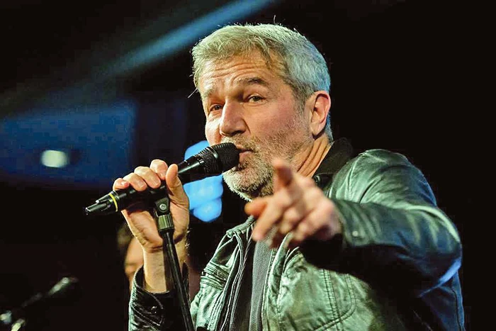 Holograf cântă pentru îndrăgostiţi