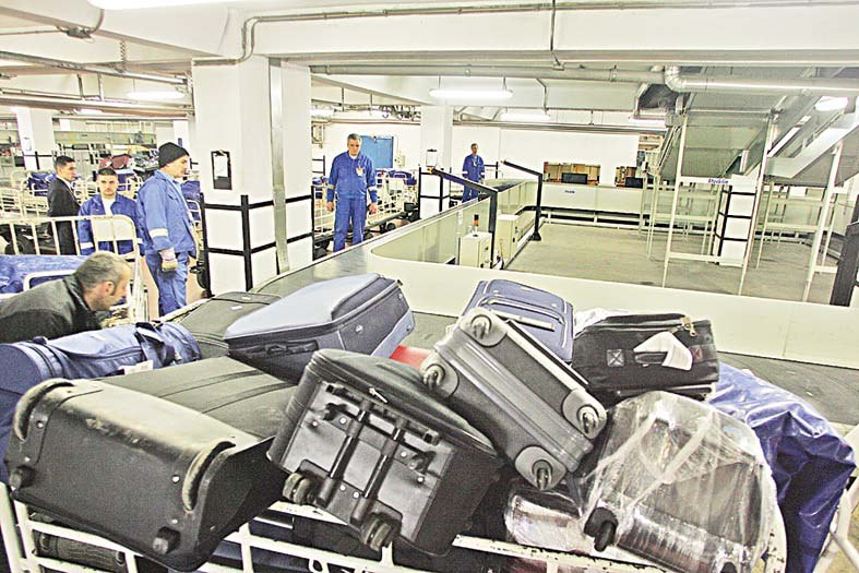 180 de români, fără bagaje, lăsați în Germania de compania aeriană. Explicații lipsește. 180 de români, fără bagaje, lăsați în Germania de compania aeriană. Explicații lipsește.