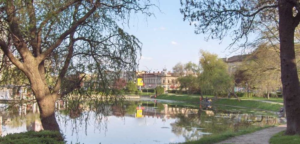 O tânără de 26 de ani a făcut baie goală pușcă într-un lac din centrul Aradului. A fost dusă la Psihiatrie