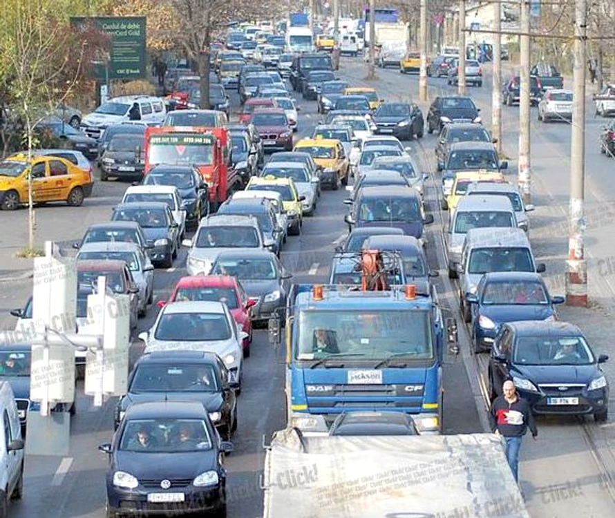 
    Traficul este îngreunat pe drumul spre marefoto: Click!  