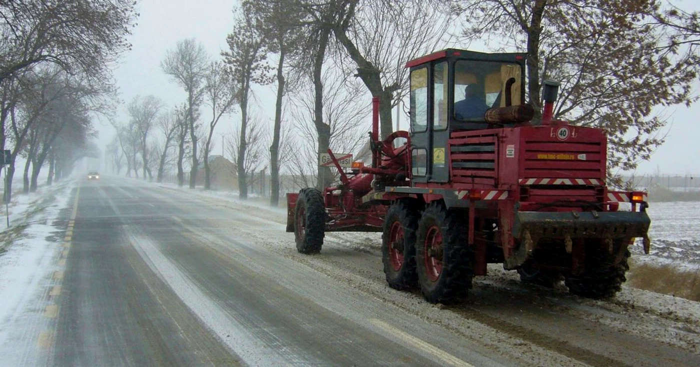 Drumarii au încercat să cureţe drumurile, însă în zadar