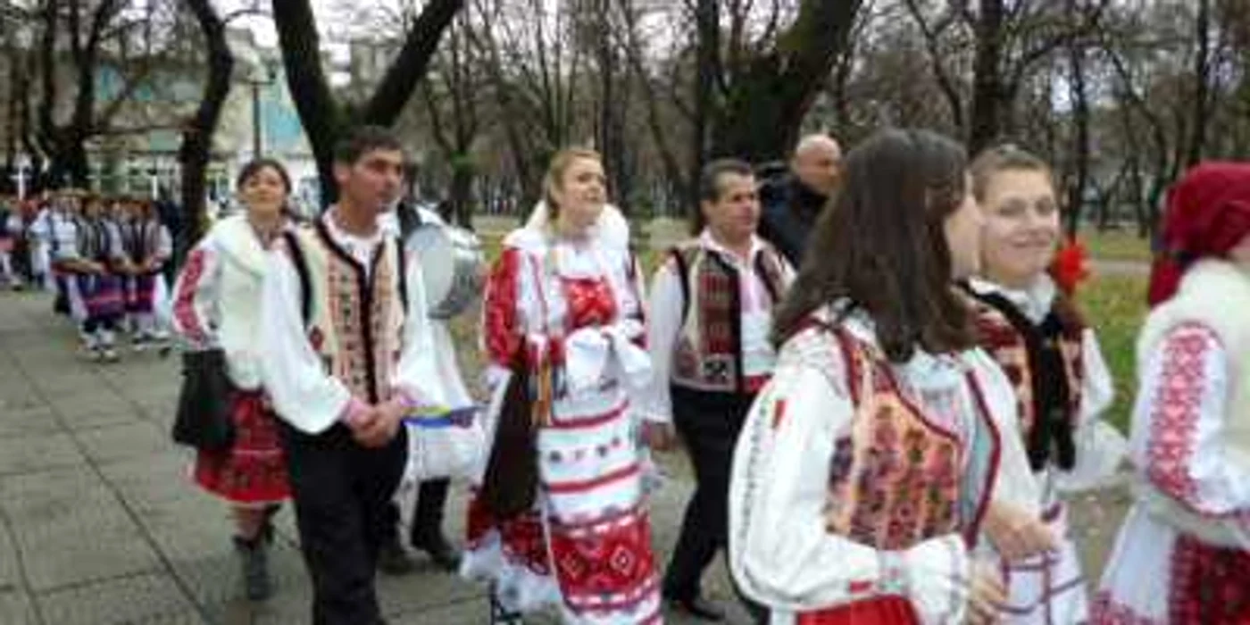 Sute de copii în costume populare au făcut ieri un periplu prin oraș