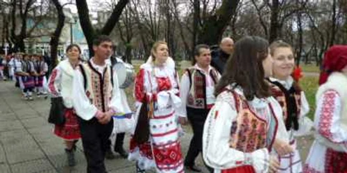 Sute de copii în costume populare au făcut ieri un periplu prin oraș 