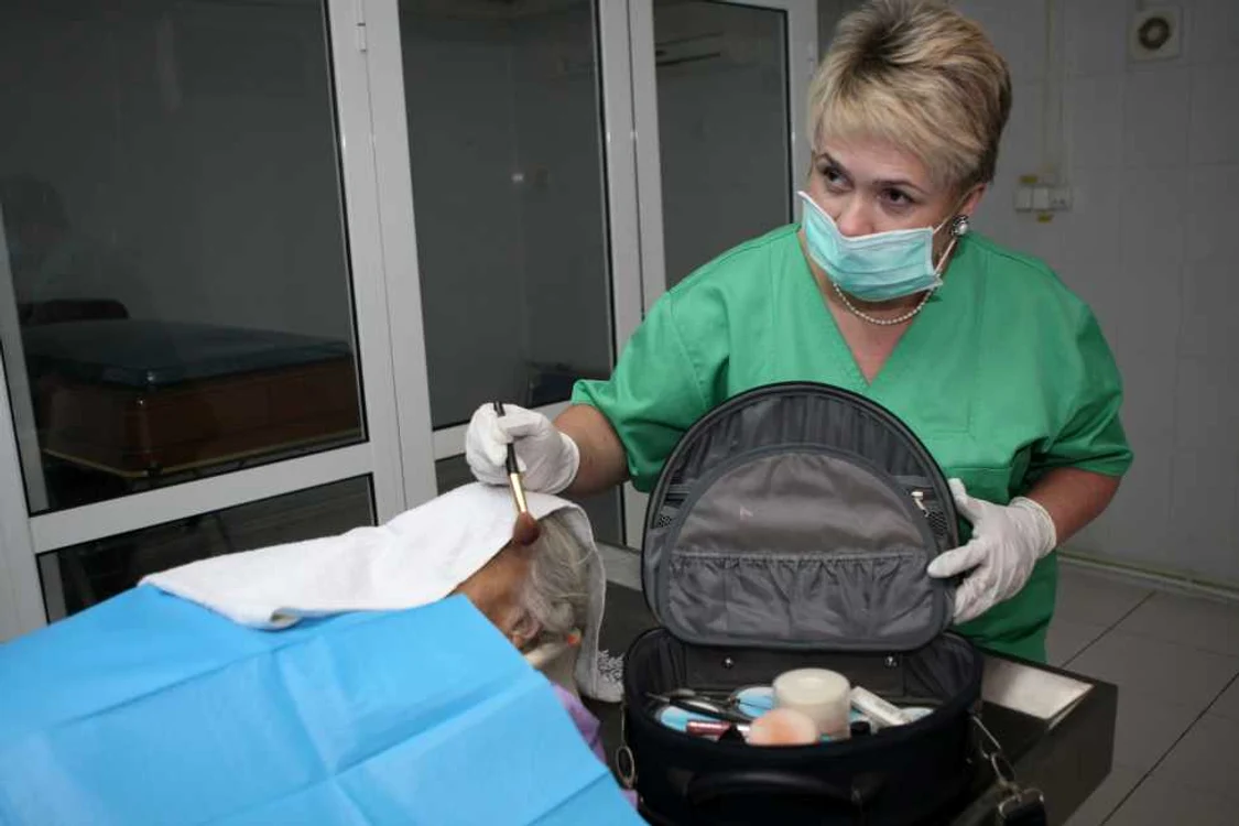 Iolanda Zamfir se ocupă de cosmetizarea cadavrelor de aproximativ trei ani