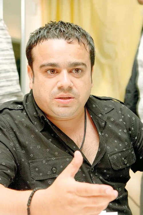 
    Manelistul Adrian  Minune e disperat că nu-şi poate  convinge fiica să  se întoarcă acasă  