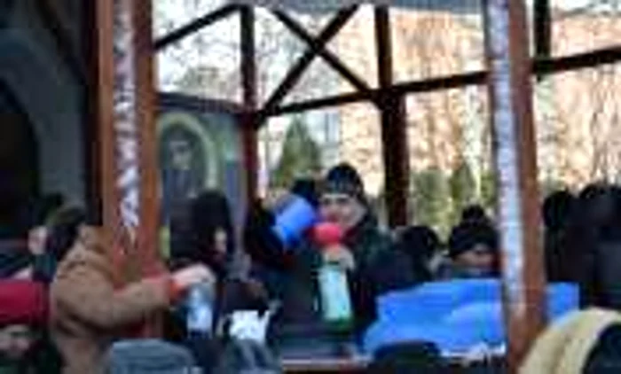 Baciu Dumitru, condamnat pentru trafic de minore, a împărţit azi agheasmă vasluienilor