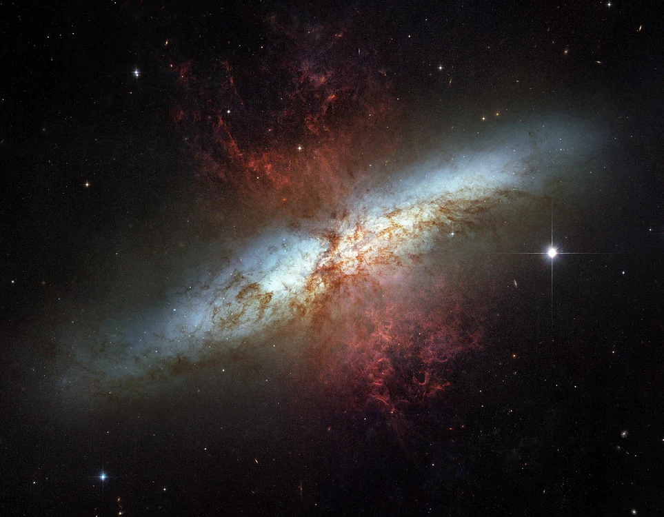 Galaxia Trabuc, constelația Ursa Mare. Aspectul este similar unui trabuc.